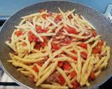 Foto del passaggio 5 della ricetta Trofie salsiccia, pomodorini e gocce di pesto