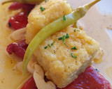 Foto del paso 3 de la receta: Bacalao a la andaluza con piquillos confitados y piparra