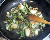 Foto del paso 4 de la receta: Salchichas de pollo con con cebolletas tiernas y ajos confitados