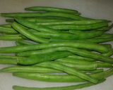 A picture of step 1 of Garlic sauteed green beans.