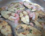 Foto del paso 5 de la receta: Corvina con gambas y navajas