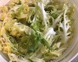 Une image de l'étape 2 de Frisée aux petits oignons marinés et stilton mature.