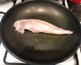 Foto del paso 4 de la receta: Cola de rape a la plancha con brócoli espárragos y tomate Cherry en Lékué