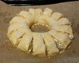 Burgonyás-fetás tésztakoszorú recept fázis 8 fotója
