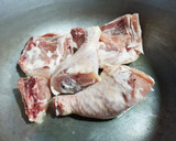 Foto del paso 1 de la receta: Pollo con salsa de naranja y ciruelas