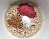 Foto del passaggio 2 della ricetta Baked oatmeal alle fragole, lamponi e granella di cacao