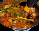 Foto langkah ke 5 dari resep Ayam Kuah Hitam Pandan Wangi🍗🥘_ (dng.Creamer).