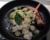 Foto del passaggio 5 della ricetta Fusilli allo zafferano, con scampi su crema di piselli e speck croccante