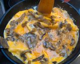 Gombás-sajtos omlett recept fázis 5 fotója