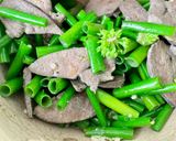 รูปขั้นตอนการทำที่ 2 ของ ผัดดอกหอมใส่ตับ🧄🫚🥬