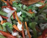 Foto del paso 3 de la receta: Vegetales con pollo y cerdo al Wok sobre fideos de arroz