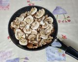 Foto del passaggio 3 della ricetta Patate e funghi in coccio