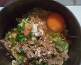 Foto langkah ke 3 dari resep Omelet Mie Instan.