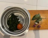 Foto langkah ke 1 dari resep Sayur Katuk Tomat.