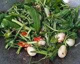 Foto langkah ke 4 dari resep Tumis Kangkung Telur Puyuh.