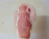 Foto del paso 3 de la receta: Rollitos de pechuga rellenos de jamón serrano, queso y espinacas con papas fritas