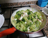 Foto del paso 1 de la receta: Brócoli salteado con pavo y queso fresco