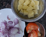 आलू प्याज़ टमाटर की सब्जी (aloo pyaz tamatar ki sabzi recipe in Hindi) रेसिपी चरण 1 फोटो