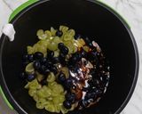 Foto del paso 3 de la receta: Paletas tropicales de yogurt griego (sin azucar) con uvas y blueberries 🫐