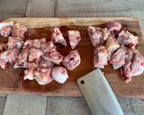 Foto del paso 1 de la receta: Pollo al spetzzatino con ajo, romero y papas