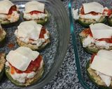 Foto del paso 8 de la receta: Zapallitos rellenos de carne con salsa blanca y roja gratinados
