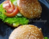 Foto langkah ke 4 dari resep Burger Telur Simpel 🥚🥬🥒🍅.