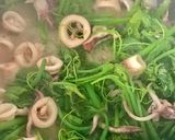 Hình bước làm 2 của món Mực Ống 🦑 Xào Ngọn Su Su