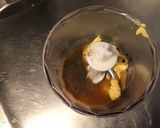 Une image de l'étape 2 de Sauce salade à la moutarde, noix, vinaigre de truffe et fines herbes.