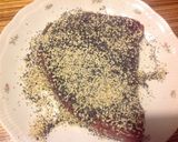 Foto del passaggio 4 della ricetta Tonno marinato, con cipolla caramellata all'arancia e cestino di spaghetti con finocchio e arancia