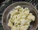 A picture of step 1 of Chilli garlic cauliflower.