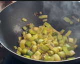 Foto del paso 2 de la receta: Espaguetis con puerro y langostinos