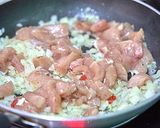 Foto del paso 2 de la receta: Pollo con salsa de queso sobre colchón de papas fritas 🇨🇱