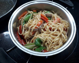 Foto del paso 5 de la receta: Tallarines con verduras, ternera y soja