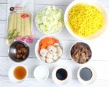 รูปขั้นตอนการทำที่ 1 ของ ผัดหมี่ซั่วเจ By แม่บ้าน