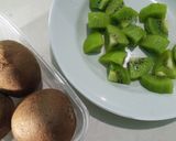 Foto langkah ke 1 dari resep Jus Kiwi Strawberry.