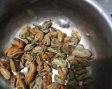 Foto langkah ke 3 dari resep Oseng Kerang dan Kulit Melinjo.