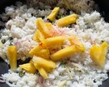 Gambar langkah 3 resipi Nasi Goreng Nenas.