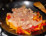 Foto del paso 2 de la receta: Tiras de pollo al wok con pimientos  (3 variantes con la misma receta)