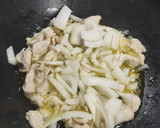 Foto del paso 2 de la receta: Fideos de arroz con verduras pollo y gambas 🫑🥑🍗🦐