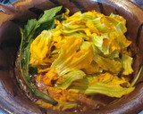 Foto del paso 4 de la receta: Sopa de Setas y Flor de Calabaza