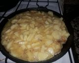 Foto del paso 3 de la receta: 🍳Tortilla de papas con ensalada de tomates y zanahorias🥔🍅🥕