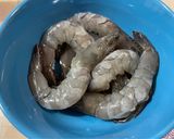 A picture of step 2 of Shrimp and Loofah Yi Mein Noodle Soup.