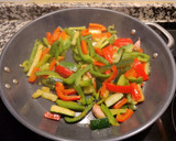 Foto del paso 5 de la receta: Merluza en salsa de tomate y verduras con queso