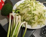 Foto del paso 1 de la receta: Calabacín con jamón, ajos tiernos y salsa de aguacate y provolone