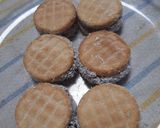 Foto del paso 2 de la receta: Alfajorcitos rápidos de galletitas para mis nietas