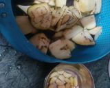 A picture of step 1 of Aloo baingan.