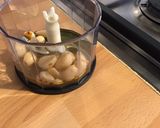 Une image de l'étape 1 de Pommes de terre rattes au jambon cru tête de moine ail et persil.
