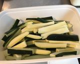 Une image de l'étape 3 de Frites de courgettes au four herbes de Provence basilic et parmesan.