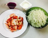 Hình bước làm 1 của món Ổi, dâu tráng miệng