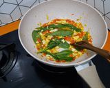 Foto langkah ke 4 dari resep Indomie Nyemek mix Daun Gingseng Jawa.